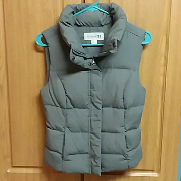 Forever 21 Jackets & Blazers - Forever 21 Puffer Vest